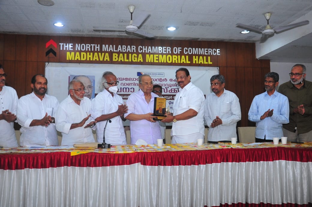 ഡയലോഗ് സെന്റർ രചന പുരസ്കാരം വാണിദാസ് എളയാവൂർ ഏറ്റുവാങ്ങി